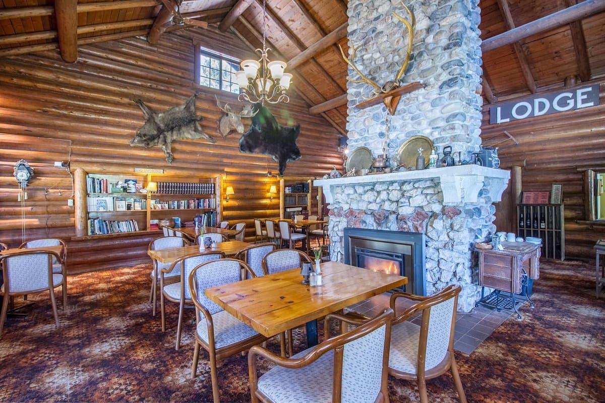 Kootenay Park Lodge - Image 3
