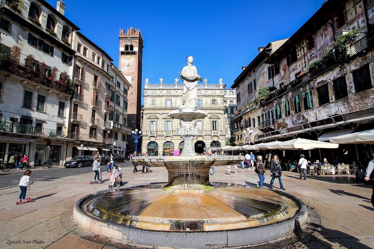 Piazza delle Erbe - Image 6